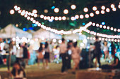 Festival Event Party mit Hipster People Blurred Hintergrund