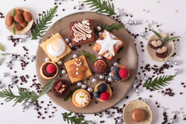 dolci natalizi festivi, caramelle vegane senza glutine in piccoli piatti - pasticcini foto e immagini stock