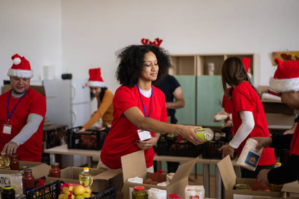 relawan meriah mengemas bahan makanan di bank makanan - benefits students potret stok, foto, & gambar bebas royalti