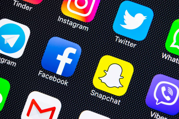 kuvapankkikuvat ja rojaltivapaat kuvat aiheesta apple iphone x toimiston pöydällä kuvakkeet sosiaalisen median facebook, instagram, twitter, snapchat sovellus näytöllä. sosiaalinen verkosto. sosiaalisen median sovelluksen käynnistäminen. - snapchat