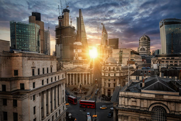 kuvapankkikuvat ja rojaltivapaat kuvat aiheesta auringonnousu lontoon kaupungin takana - banks in uk