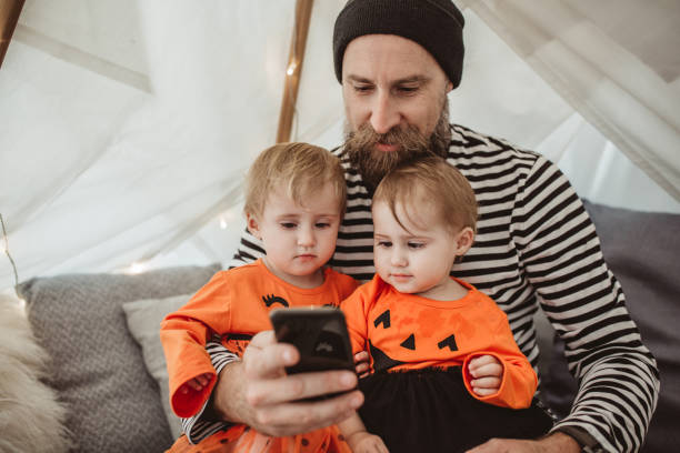 kuvapankkikuvat ja rojaltivapaat kuvat aiheesta leikkiminen teltassa halloweenina - digital twin technology