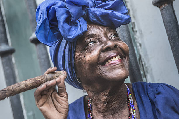 kuvapankkikuvat ja rojaltivapaat kuvat aiheesta muotokuva afrikkalaisesta kuubalaisesta naisesta, joka polttaa sikaria havannassa, kuubassa - smoking cuban