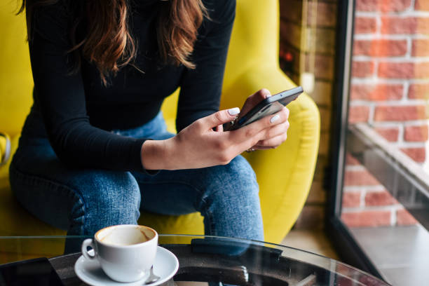 kuvapankkikuvat ja rojaltivapaat kuvat aiheesta nainen ottaa valokuvan kahvista älypuhelimella - instagram