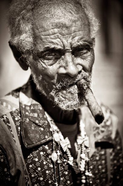 kuvapankkikuvat ja rojaltivapaat kuvat aiheesta oikea kuubalainen vanha mies - smoking cuban