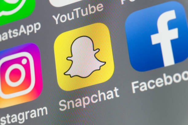 kuvapankkikuvat ja rojaltivapaat kuvat aiheesta snapchat, facebook, instagram ja muut matkapuhelinsovellukset iphonen näytöllä - snapchat