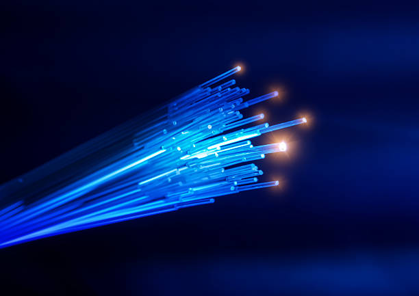 cabos de fibra óptica - fibra imagens e fotografias de stock