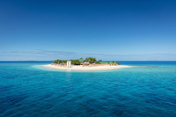 mooie kleine eilandje van fiji mamanuca-eilanden - eiland stockfoto's en -beelden