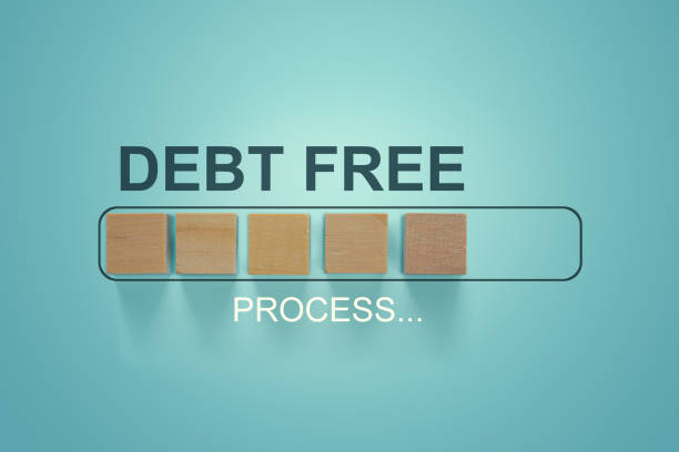 finance conceptual, business concept: woodblocks with the word debt free in the loading bar progress. depicts repayment planning and money management. to increase financial liquidity to pay off debt. - dívidas imagens e fotografias de stock