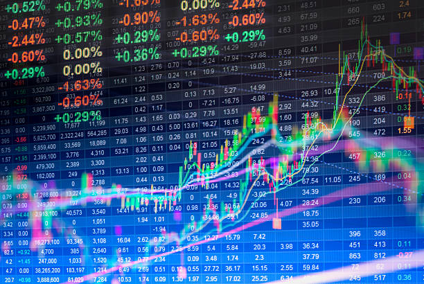 datos financieros en un monitor, datos de la bolsa de led - stock market fotografías e imágenes de stock