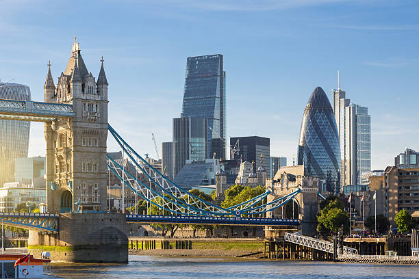 financial district of london und die tower bridge - london stock-fotos und bilder