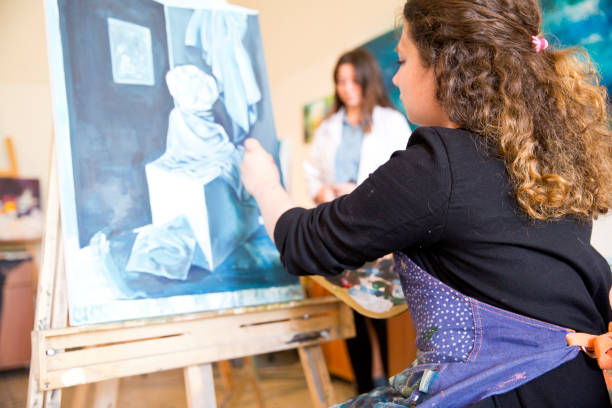 fine art students painting - sala de aula universidade arte imagens e fotografias de stock