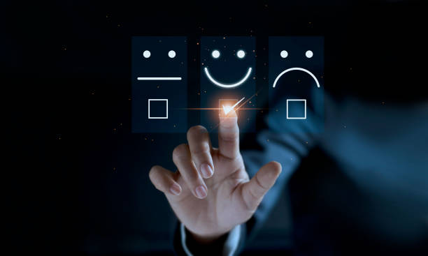 vinger van zakenman aanraken en vinkje icoon gezicht emoticon glimlach op donkere achtergrond, service mind, service rating. tevredenheid en customer service concept - content stockfoto's en -beelden
