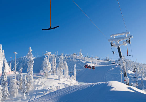 Finland: T-bar lift, gondola and chairlift in the Ruka ski area T-bar lift, gondola and chairlift in the Ruka ski area on a beautiful and sunny day in February t bar ski lift stock pictures, royalty-free photos & images