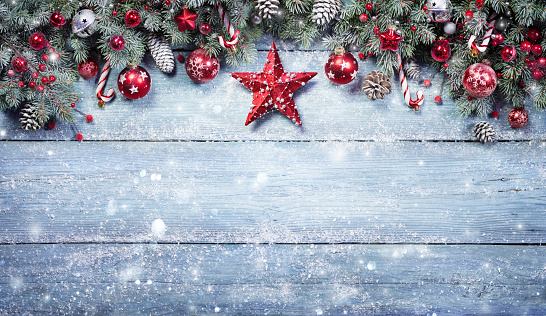 istock Ramas de abeto con ornamento rojo en tablón nevado - fondo de Navidad 1281489638