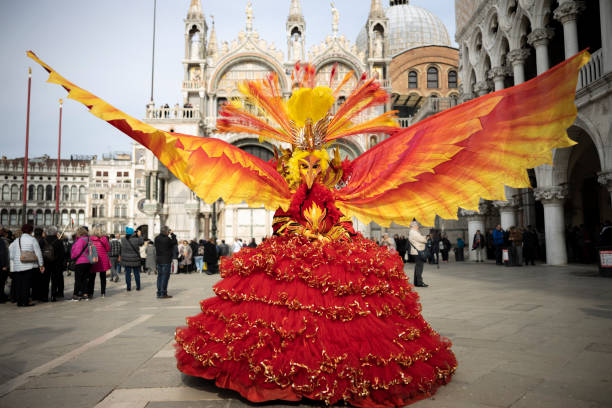 fire bird phoenix gloriosa rappresentazione della maschera di fronte alla basilica di san marco venezia - carnevale venezia foto e immagini stock