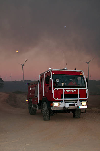 brigada de incêndio portugal com crepúsculo - fire portugal imagens e fotografias de stock