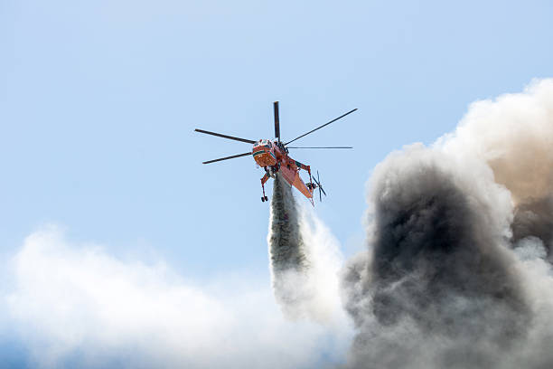 fire fighting helicopter - save water bucket stockfoto's en -beelden