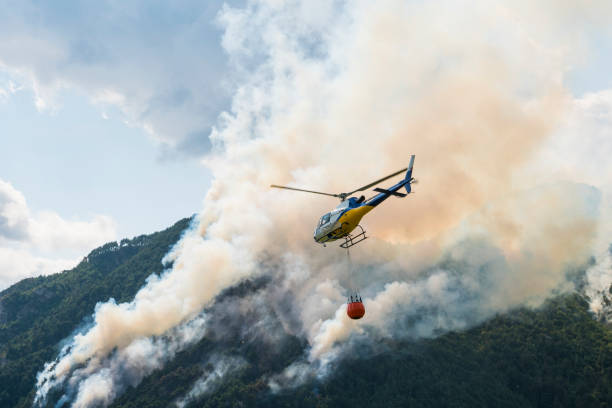 fire rescue helikopter - save water bucket stockfoto's en -beelden