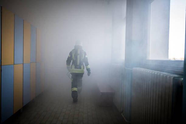 firefighter in fire-rescue operation - incêndio fumo imagens e fotografias de stock