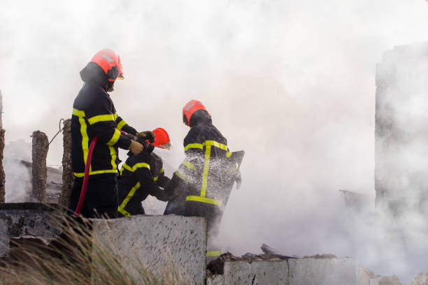 pompier dans une épaisse fumée lors d’un incendie - urgences france photos et images de collection
