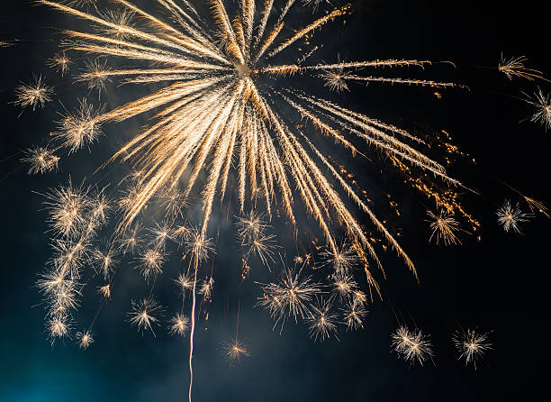 шоу фейерверков на темно-небесный фон - happy new year стоковые фото и изображения