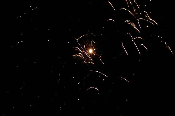 фейерверки в ночное небо - sparks стоковые фото и изображения