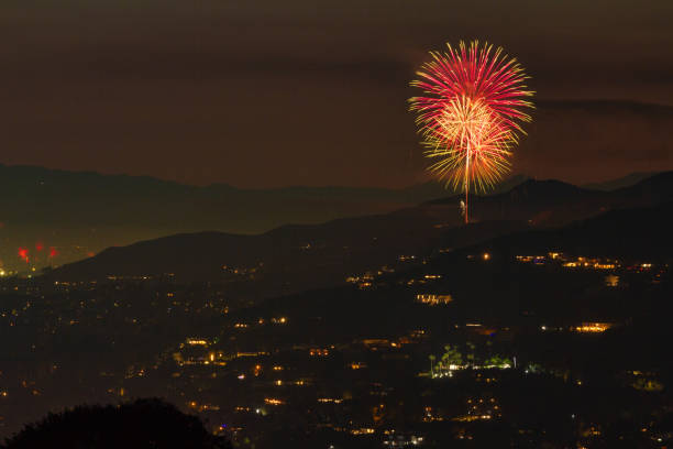 fuegos artificiales sobre glendale california el cuatro de julio - highland park fotografías e imágenes de stock