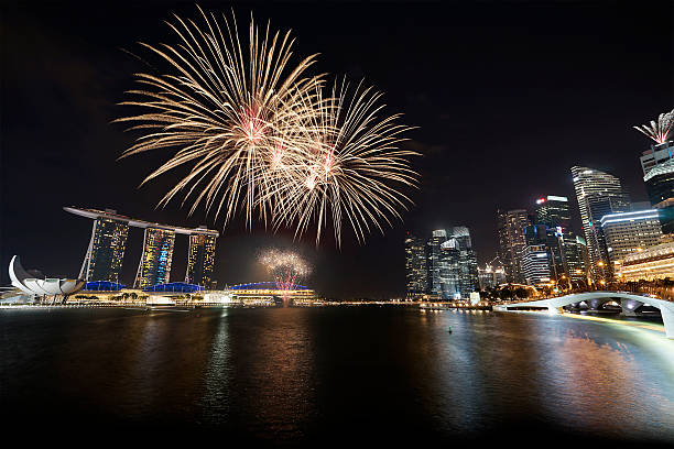 pokaz sztucznych ogni nad marina bay - happy new year zdjęcia i obrazy z banku zdjęć