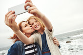 Shot of a mother and her young daughter taking a selfie at the waterfronthttp://195.154.178.81/DATA/i_collage/pu/shoots/806355.jpg