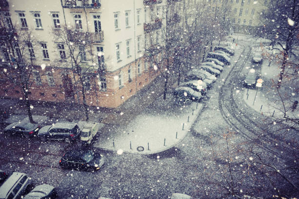eerste sneeuw in berlijn - berlin snow stockfoto's en -beelden