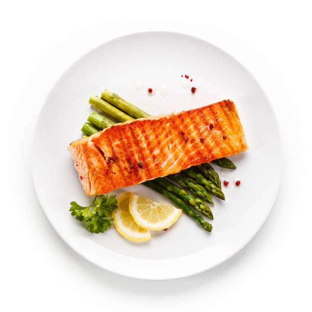 จานปลา - ปลาแซลมอนย่างและหน่อไม้ฝรั่ง - อาหารมื้อเย็น มื้ออาหาร ภาพถ่าย ภาพสต็อก ภาพถ่ายและรูปภาพปลอดค่าลิขสิทธิ์