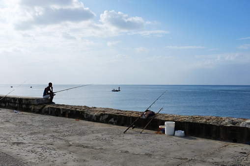 漁師、ハバナ都市、キューバ、フロリダ海峡の海 (マレコン) - ストックフォト・写真素材...