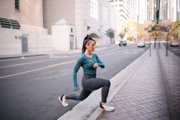 fitness woman doing step-ups on the street sidewalk downtown - steps imagens e fotografias de stock