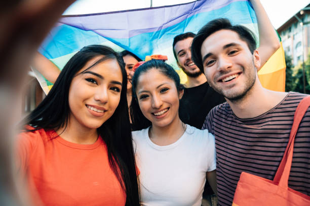 vijf vrienden die samen een selfie maken op een lgbtqi pride-evenement - gay demonstration stockfoto's en -beelden