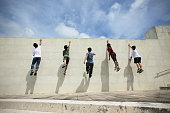 5 人の男性が壁を登る、実行ジャンプを壁