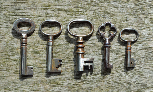 five-very-small-antique-pipe-keys-picture-id489431014