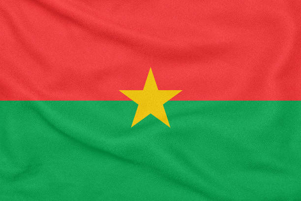 drapeau du burkina faso sur tissu texturé. symbole patriotique - burkina faso photos et images de collection