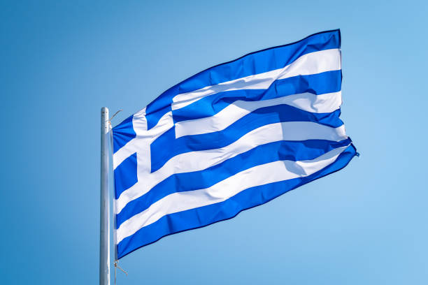 希臘國旗在藍天前在風中飄揚。 - labor day 個照片及圖片檔