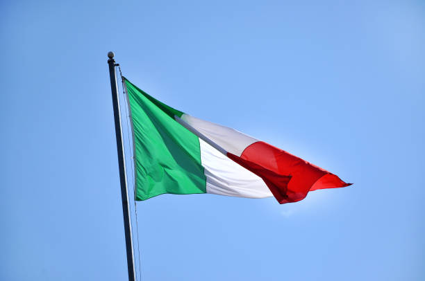 bandiera d'italia che soffia nel vento - pride milano foto e immagini stock