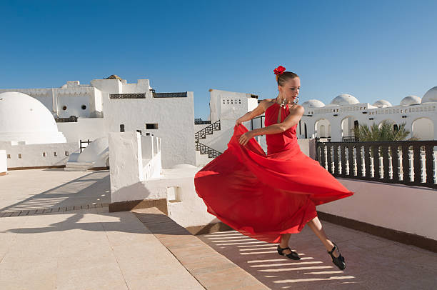danseuse de flamenco en plein air dans une robe rouge - danseuse flamenco photos et images de collection
