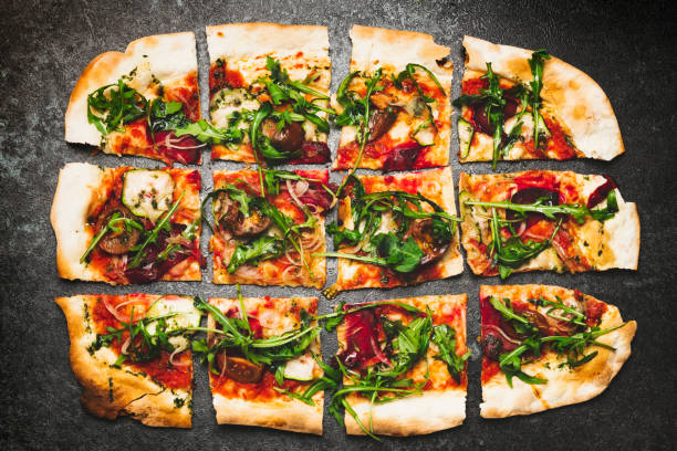 pose plate de pizza italienne sur la vue supérieure foncée de surface - champignon et en studio et fond noir photos et images de collection