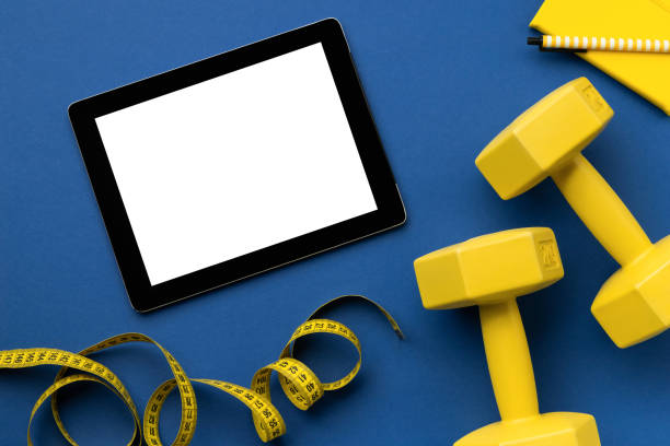 flache sittenplatte mit gelben sportgeräten auf klassischem blauem hintergrund - handy mockup coach stock-fotos und bilder