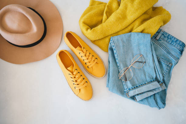 flat lay with woman's clothes and accessories - dameskleding stockfoto's en -beelden