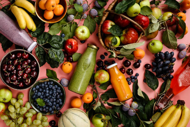 분홍색 배경에 유기농 과일과 베리, 갓 혼합된 과일 스무디의 플랫 레이 - 비거니즘 뉴스 사진 이미지