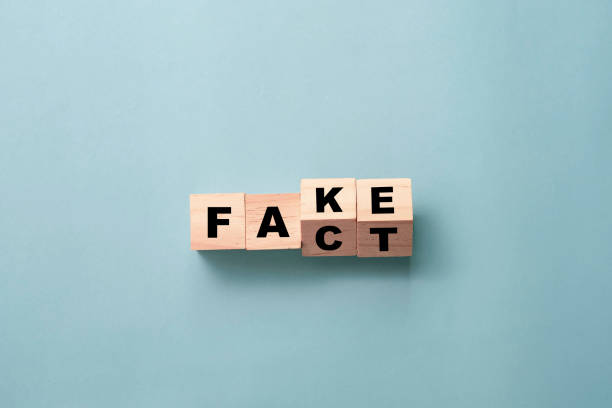 umdrehen des holzwürfelblocks, um die formulierung von "fake" in "fact" zu ändern. - künstlich stock-fotos und bilder