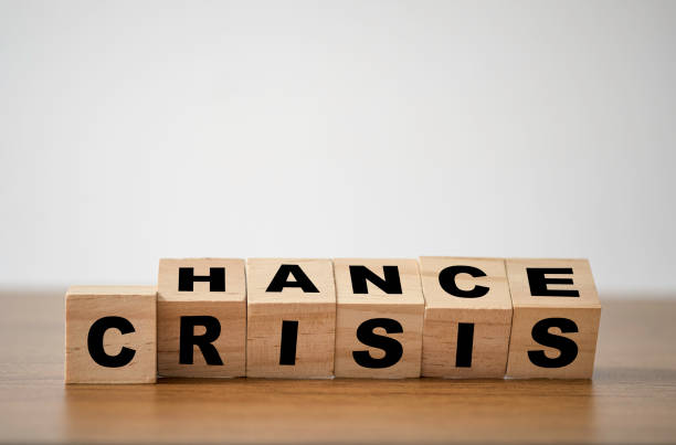 capovolgendo cubi di legno per cambiare la formulazione" crisis " in " chance".  la mentalità è importante per lo sviluppo umano. - crisi foto e immagini stock