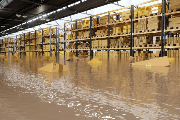 magazzino allagato con scatole di cartone galleggianti sull'acqua - alluvione foto e immagini stock