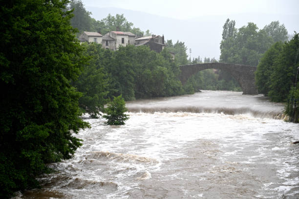 inondations dans le sud de la france - urgences france photos et images de collection