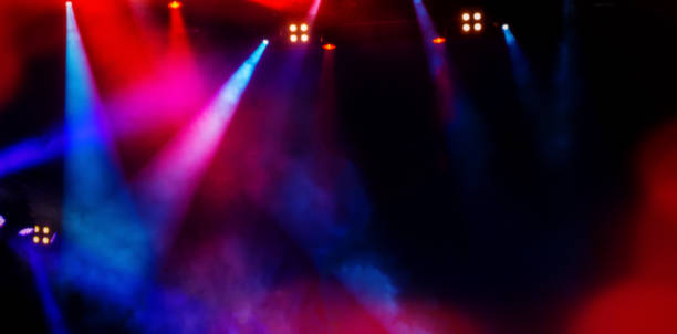 scena di proiettori durante un concerto rock. sfondo sfocato. - red spotlight foto e immagini stock